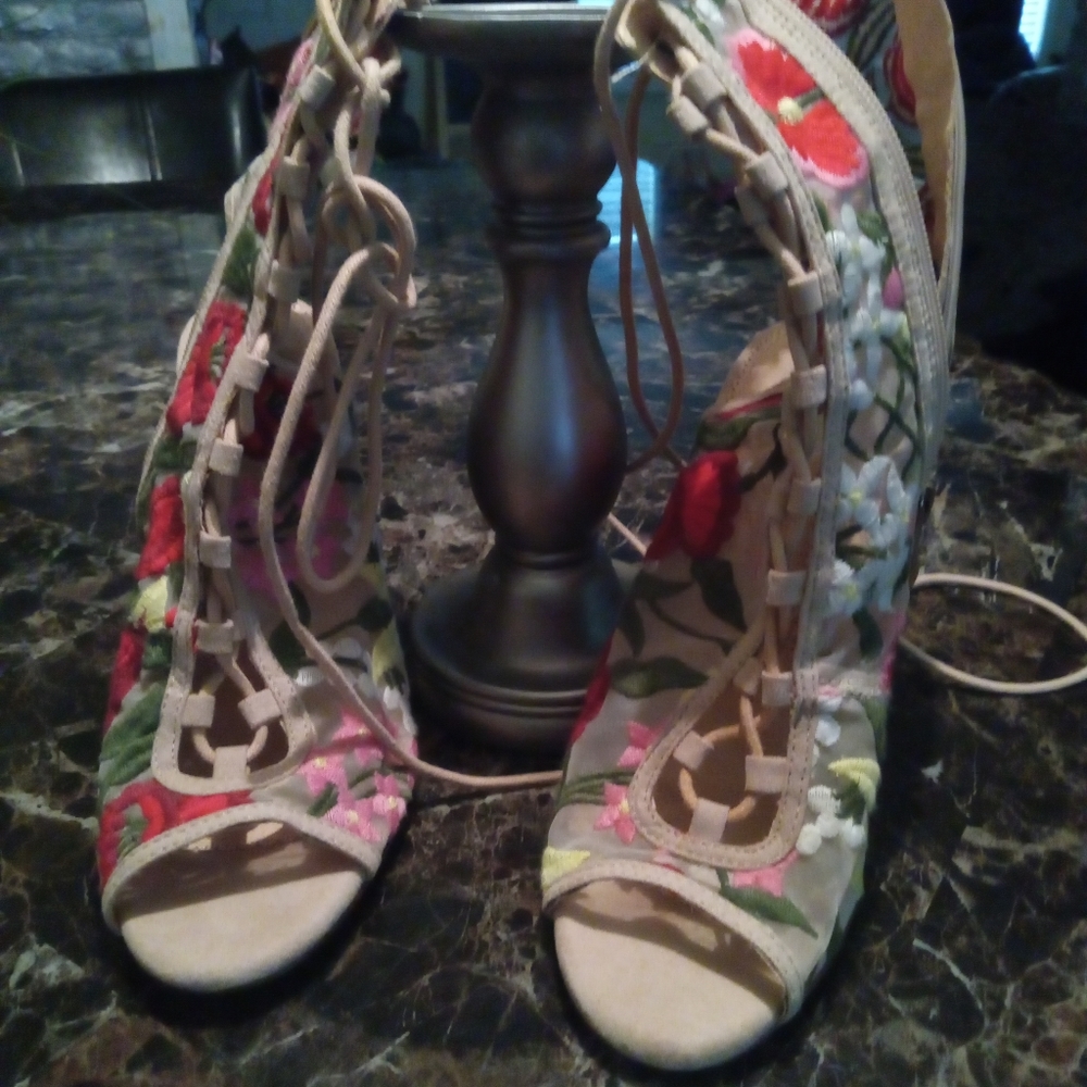 Floral print..NWOT..size 7..wedge heels